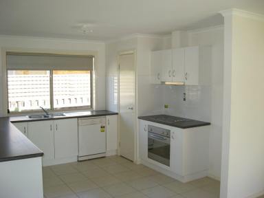 House For Lease - VIC - Bairnsdale - 3875 - TOWNHOUSE IN PRIME LOCATION  (Image 2)