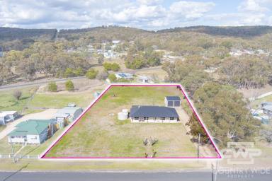 House For Sale - NSW - Emmaville - 2371 - Modern, Light-Filled Living on a Spacious 3,971m² Block  (Image 2)