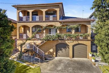 House For Sale - NSW - Warrawong - 2502 - Spacious Tri-Level Family Living  (Image 2)