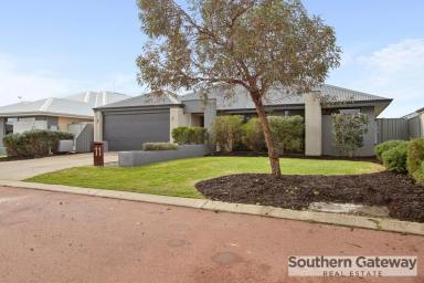 House For Sale - WA - Byford - 6122 - LUXURY FAMILY LIVING WITH SPACE FOR EVERYONE (Image 2)