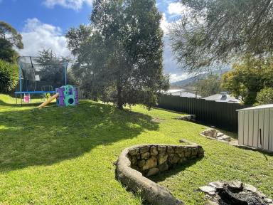 House For Sale - NSW - Gundagai - 2722 - Comfortable 3 Bedroom Brick Home  (Image 2)