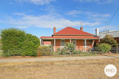 House For Sale - NSW - Henty - 2658 - CHARACTER FILLED - LARGE CORNER ALLOTMENT (Image 2)