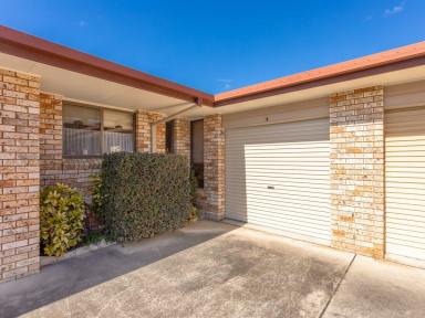Unit For Sale - NSW - Old Bar - 2430 - NEAT AND TIDY TWO BEDROOM UNIT  (Image 2)