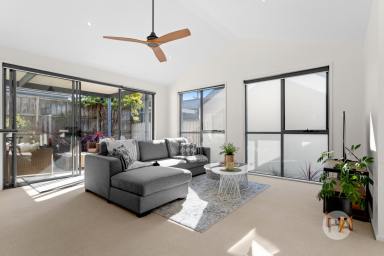 Unit For Sale - VIC - Mount Martha - 3934 - Moments from the Shore  (Image 2)