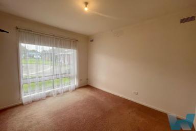 Unit For Lease - VIC - Bairnsdale - 3875 - COMFORTABLE & CONVENIENT UNIT  (Image 2)