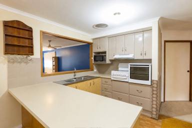 House For Sale - NSW - Dareton - 2717 - Overlooking The Coomealla Golf Course - Spacious Brick Veneer Home (Image 2)