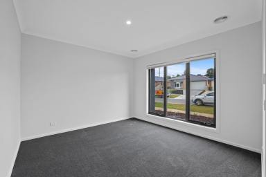 House For Sale - VIC - Warragul - 3820 - IDEAL FOR THE LARGER FAMILY  (Image 2)