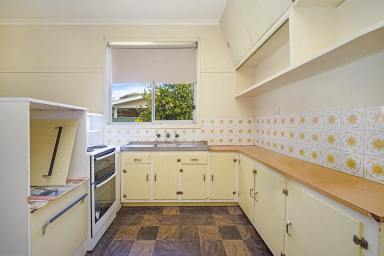 House For Sale - VIC - Hamilton - 3300 - Convenient location with plenty of shedding (Image 2)