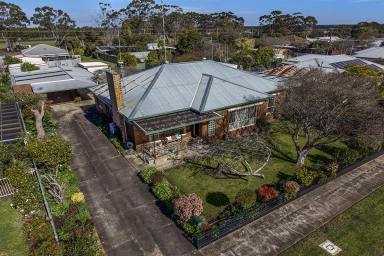 House For Sale - VIC - Hamilton - 3300 - Welcoming brick home (Image 2)