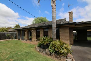 House Leased - VIC - Bairnsdale - 3875 - WELL-PRESENTED THREE-BEDROOM HOME IN A GREAT LOCATION (Image 2)