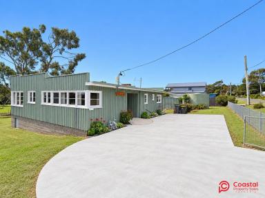 House For Sale - TAS - Greens Beach - 7270 - MINUTES FROM YOUR MORNING "TEE TIME"!  (Image 2)