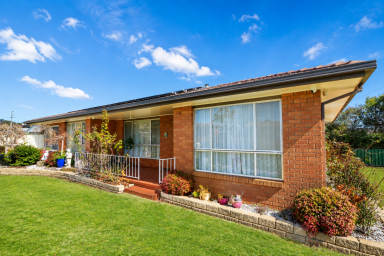 House For Sale - NSW - Glen Innes - 2370 - Immaculate Family Living  (Image 2)