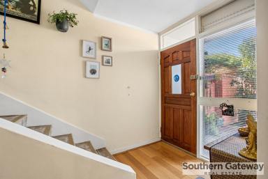 House For Sale - WA - Orelia - 6167 - RENOVATED TOWNHOUSE WITH SPACE INSIDE & OUT  (Image 2)