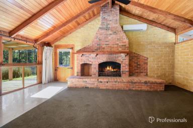 House For Sale - VIC - Launching Place - 3139 - RUSTIC CHARM MEETS COUNTRY LIVING ON 2.5 ACRES APPROX (Image 2)