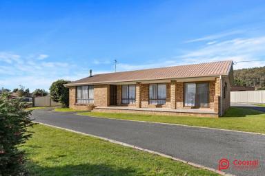 House For Sale - TAS - Turners Beach - 7315 - SOLID BRICK HOME ON A 1348 m2 BLOCK OFFERING MANY OPTIONS  (Image 2)