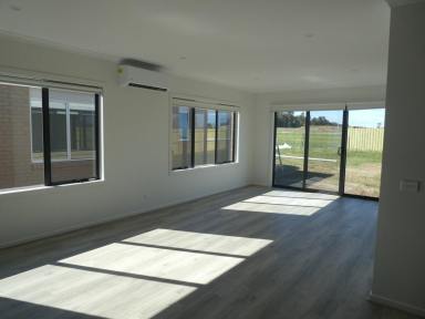 House Leased - VIC - East Bairnsdale - 3875 - MODERN, ENERGY-EFFICIENT FAMILY HOME  (Image 2)