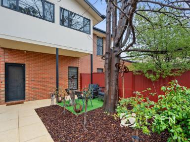 House For Sale - VIC - Flora Hill - 3550 - A Beautifully Presented Two-Storey Home Close to Bendigo CBD  (Image 2)