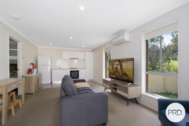 Unit For Lease - NSW - Lavington - 2641 - COMFORTABLE, CONVENIENT & EASY-CARE LIVING! (Image 2)