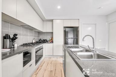 House For Sale - VIC - Clyde - 3978 - EXCELLENT MODERN TOWNHOUSE (Image 2)
