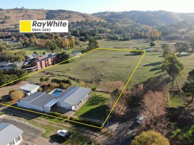 House For Sale - NSW - Gundagai - 2722 - Family home with pool, views and privacy !  (Image 2)