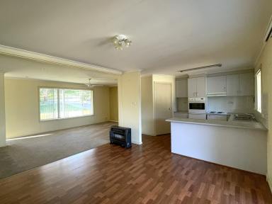 House For Sale - NSW - Gundagai - 2722 - Family home with pool, views and privacy !  (Image 2)