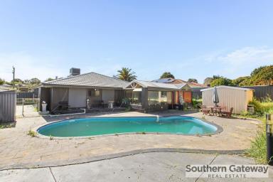 House For Sale - WA - Parmelia - 6167 - SPACIOUS FAMILY HOME WITH POOL, ENTERTAINING & SECURE PARKING (Image 2)