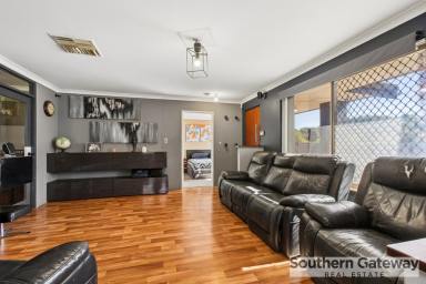 House For Sale - WA - Parmelia - 6167 - SPACIOUS FAMILY HOME WITH POOL, ENTERTAINING & SECURE PARKING (Image 2)