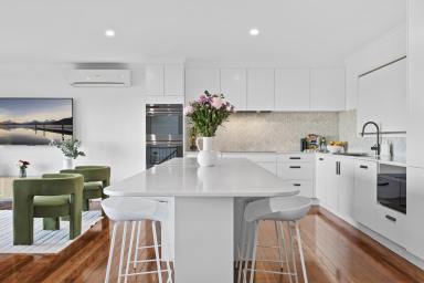 House For Sale - QLD - Ferny Hills - 4055 - SALE DEADLINE 3RD NOVEMBER - ALL OFFERS TO BE SUBMITTED  (Image 2)