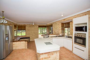 Acreage/Semi-rural For Lease - WA - Wanneroo - 6065 - 3-4 Bed / 1 Bath Country Home (Image 2)