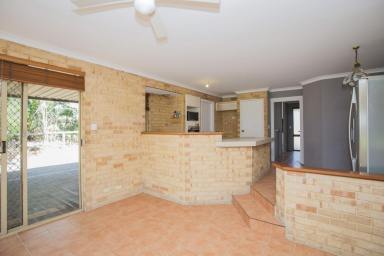 Acreage/Semi-rural For Lease - WA - Wanneroo - 6065 - 3-4 Bed / 1 Bath Country Home (Image 2)