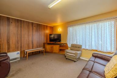 House For Sale - VIC - Ouyen - 3490 - Affordable home on 1/4 acre!  (Image 2)