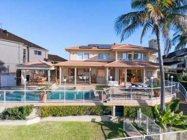 House For Sale - QLD - Benowa Waters - 4217 - RARE NORTH-TO-WATER RESIDENCE WITH 32.1M WATERFRONTAGE & PRIVATE PONTOON (Image 2)