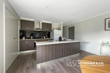 House For Lease - VIC - Bairnsdale - 3875 - MODERN LIVING IN SHANNON WATERS  (Image 2)