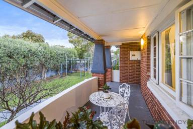 House For Sale - WA - Mount Claremont - 6010 - MID-CENTURY CHARM & CONVENIENCE (Image 2)