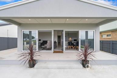 House For Lease - VIC - Port Welshpool - 3965 - FULLY FURNISHED 4 BEDROOM 2 BATHROOM HOME IN PORT WELSHPOOL  (Image 2)