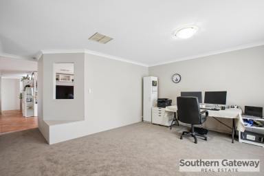 House For Sale - WA - Orelia - 6167 - FAMILY LIVING WITH SPACE, COMFORT AND PLENTY TO ENJOY  (Image 2)