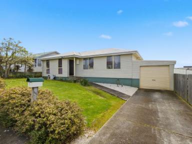 House For Sale - TAS - Devonport - 7310 - Comfortable Living Great Location (Image 2)