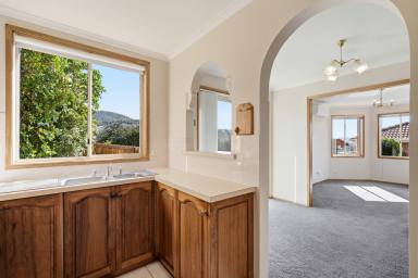 House For Lease - TAS - South Hobart - 7004 - Stylish & Convenient Townhouse Living in South Hobart  (Image 2)