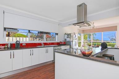 House For Lease - VIC - Bairnsdale - 3875 - COMFORTABLE FAMILY LIVING IN A CONVENIENT BAIRNSDALE LOCATION  (Image 2)