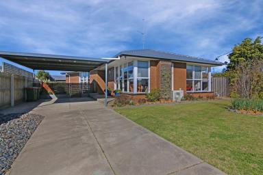 House Leased - VIC - Bairnsdale - 3875 - COMFORTABLE FAMILY LIVING IN A CONVENIENT BAIRNSDALE LOCATION  (Image 2)
