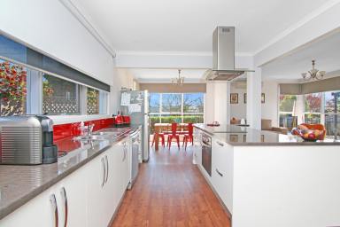 House For Lease - VIC - Bairnsdale - 3875 - COMFORTABLE FAMILY LIVING IN A CONVENIENT BAIRNSDALE LOCATION  (Image 2)