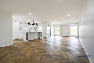 Townhouse For Lease - NSW - Dubbo - 2830 - Spacious townhouse offering a sense of peace and exclusivity right on the lake front  (Image 2)