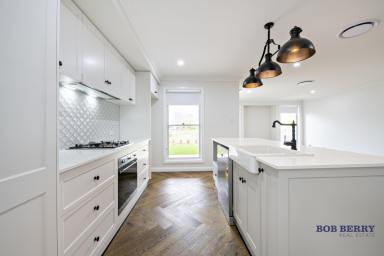 Townhouse For Lease - NSW - Dubbo - 2830 - Spacious townhouse offering a sense of peace and exclusivity right on the lake front  (Image 2)