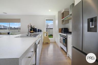 House For Sale - VIC - West Wodonga - 3690 - LIGHT-FILLED FAMILY LIVING OPPOSITE THE PARK (Image 2)