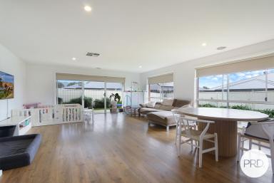 House For Sale - VIC - West Wodonga - 3690 - LIGHT-FILLED FAMILY LIVING OPPOSITE THE PARK (Image 2)
