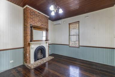 House For Sale - NSW - Grafton - 2460 - PRE-WAR CHARACTER COTTAGE — A RENOVATORS DREAM IN THE HEART OF GRAFTON  (Image 2)