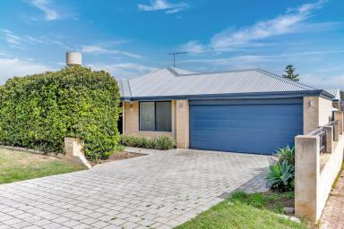 House For Sale - WA - Halls Head - 6210 - Freshly Updated Coastal Home in the Heart of Old Halls Head (Image 2)