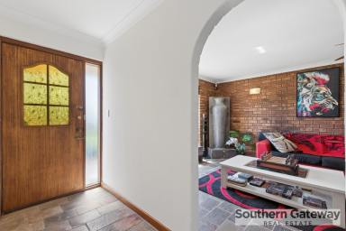 House For Sale - WA - Parmelia - 6167 - SPACE, FLEXIBILITY & ROOM FOR THE WHOLE FAMILY (Image 2)