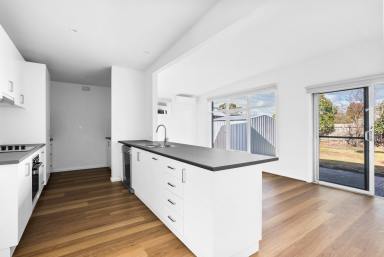 House For Lease - VIC - Moorabbin - 3189 - SPACIOUS FAMILY HOME | GREAT LOCATION | LOW-MAINTENANCE LIVING (Image 2)
