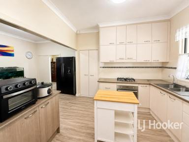 House For Sale - NSW - Inverell - 2360 - Family Home in Ideal Ross Hill Location (Image 2)